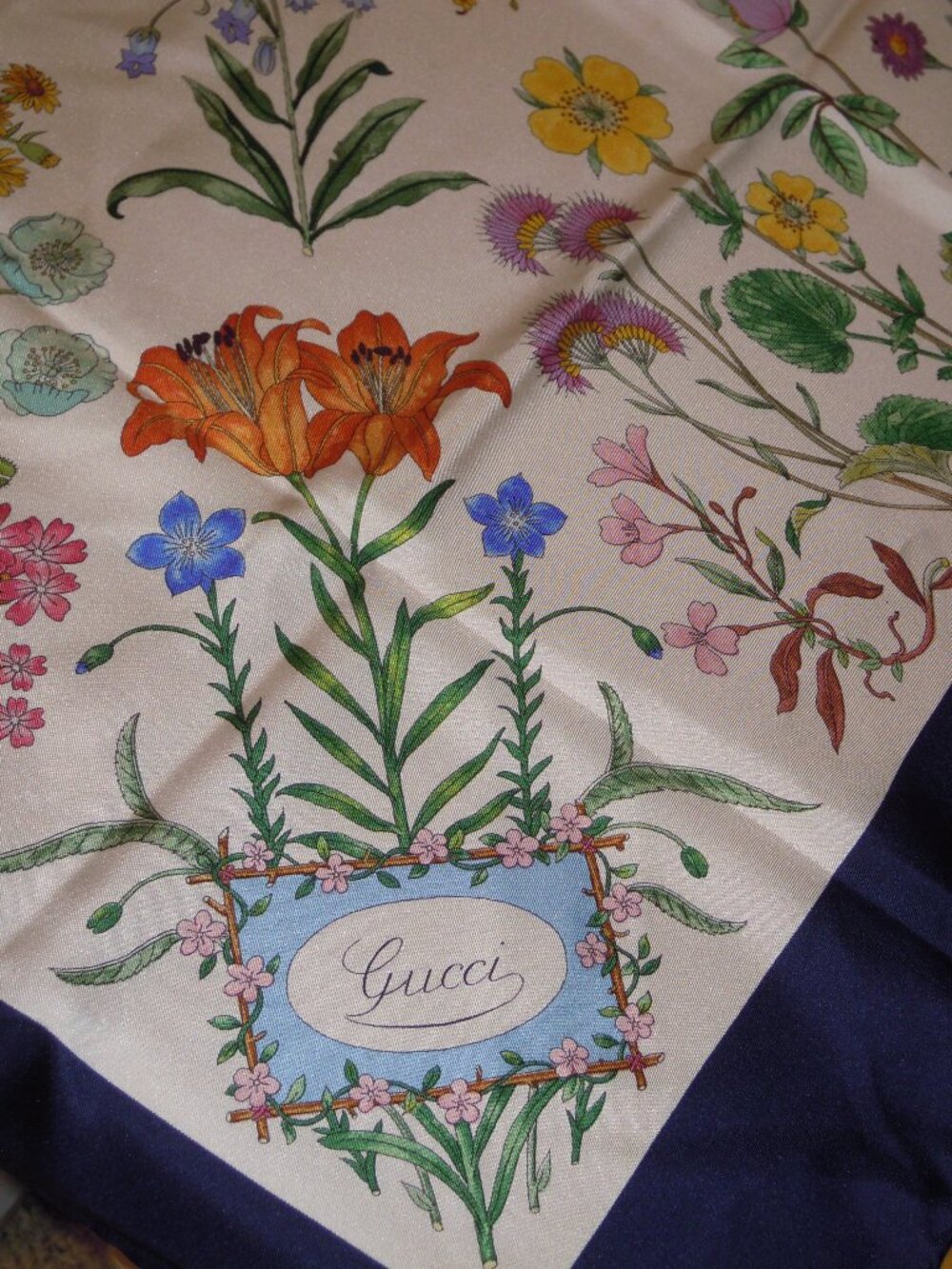 GUCCI Silk Scarf 33" x 33" Flora Floral Botanical Classic  Italy Blue White